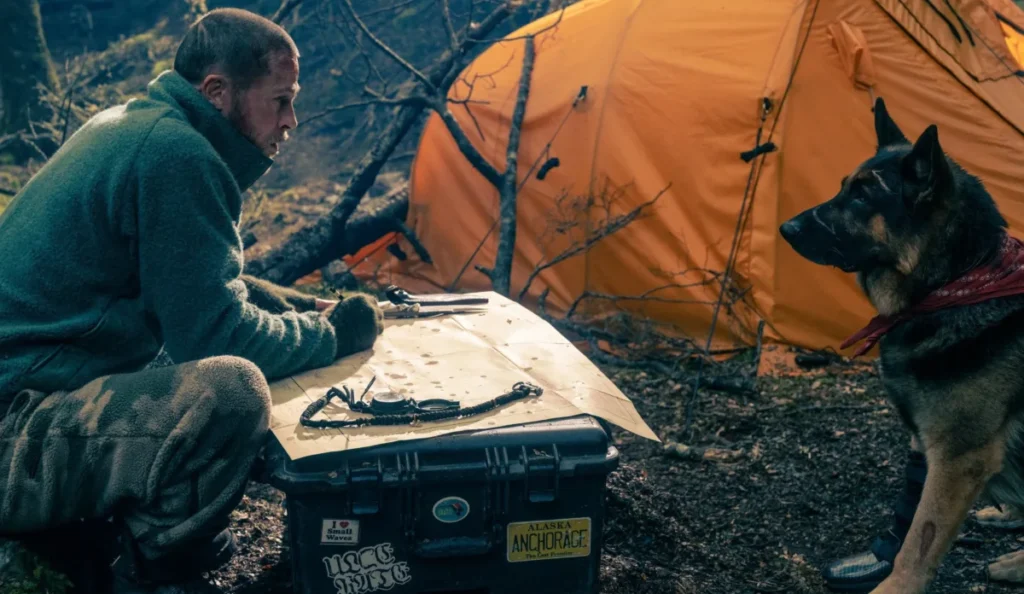 Brad Pitt ao lado do cão Odin em cena do filme Coração Selvagem