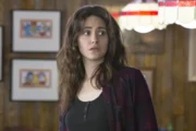 Emmy Rossum revela situação “insana” causada por cenas de nudez em Shameless