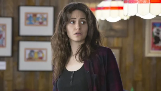 Emmy Rossum revela situação “insana” causada por cenas de nudez em Shameless