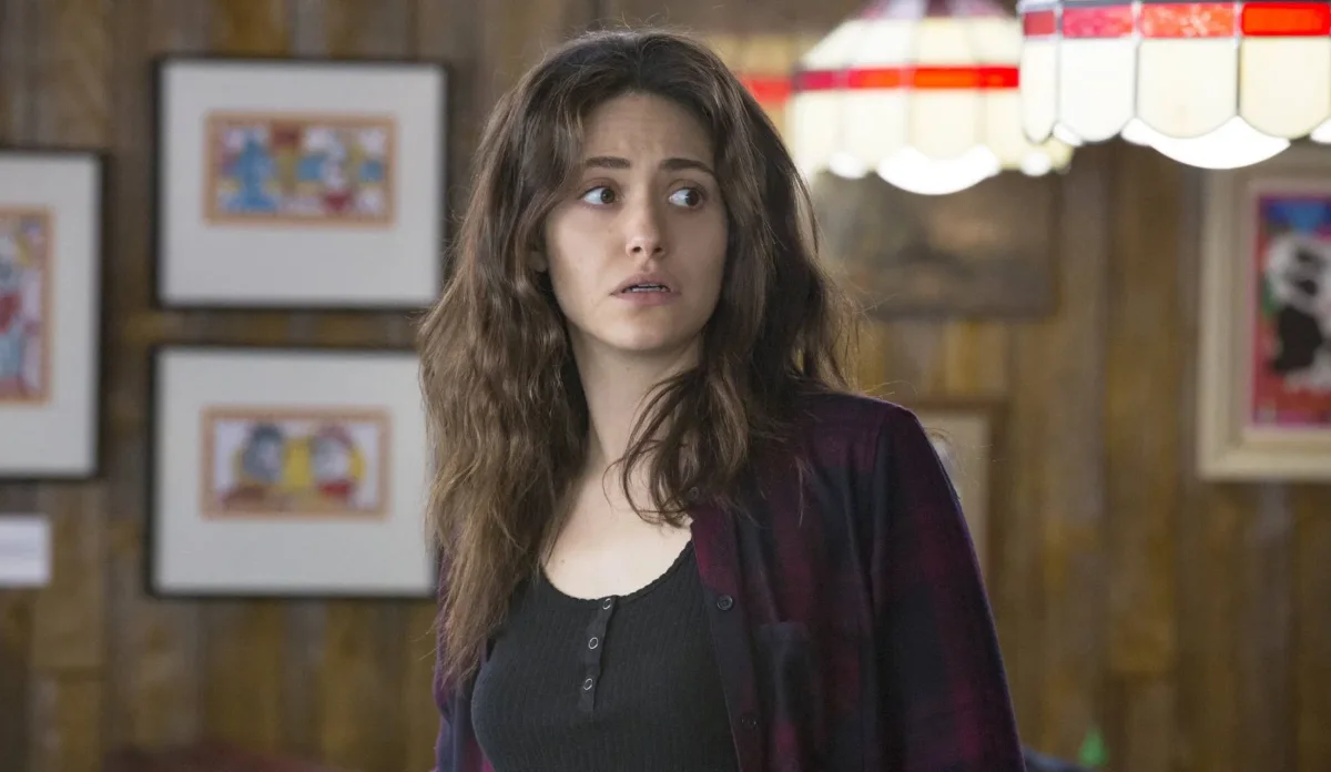 Emmy Rossum revela situação “insana” causada por cenas de nudez em Shameless