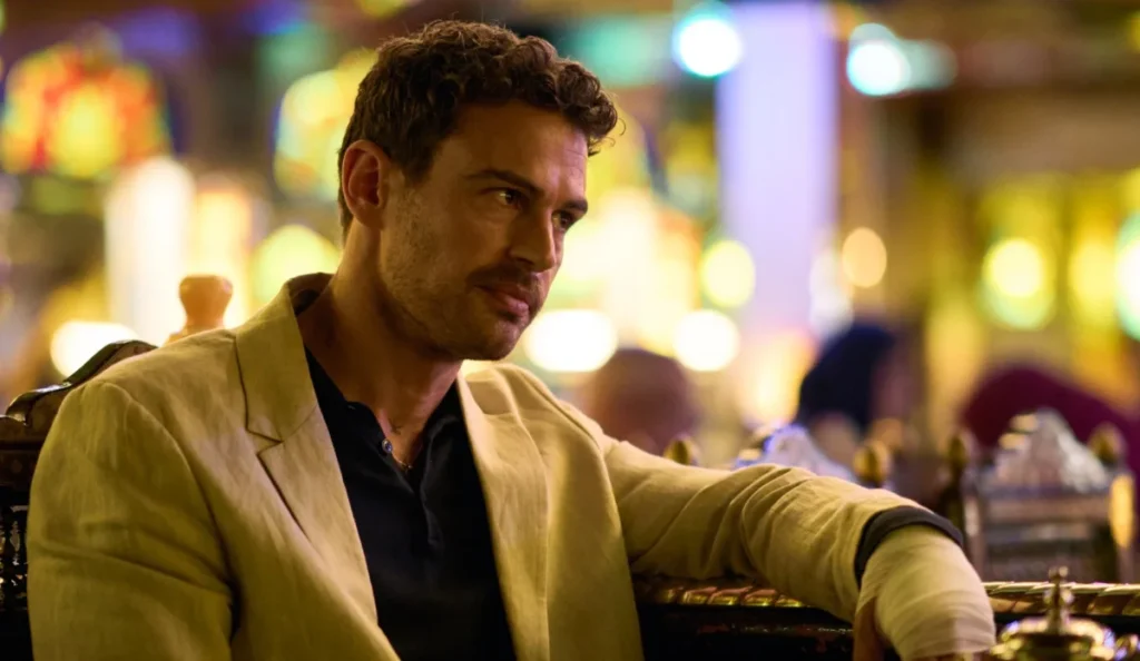 Theo James como Karalis durante cena do filme Golpe Explosivo