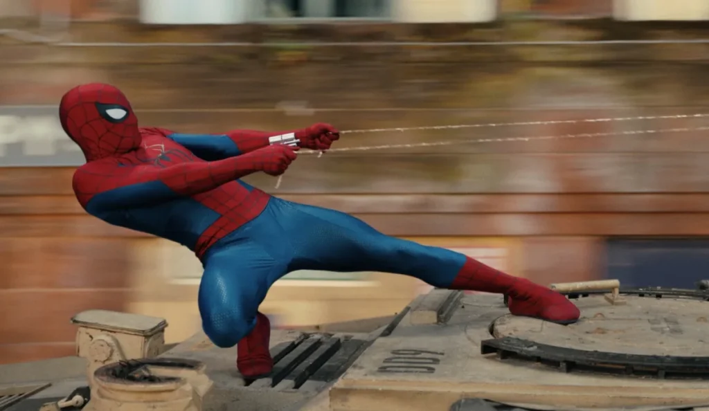 Tom Holland como Homem-Aranha em cena de Homem-Aranha: Um Novo Dia