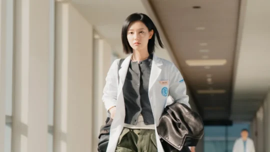 Kim Ji Won enfrenta médicos corruptos em cena inédita de Doctor X