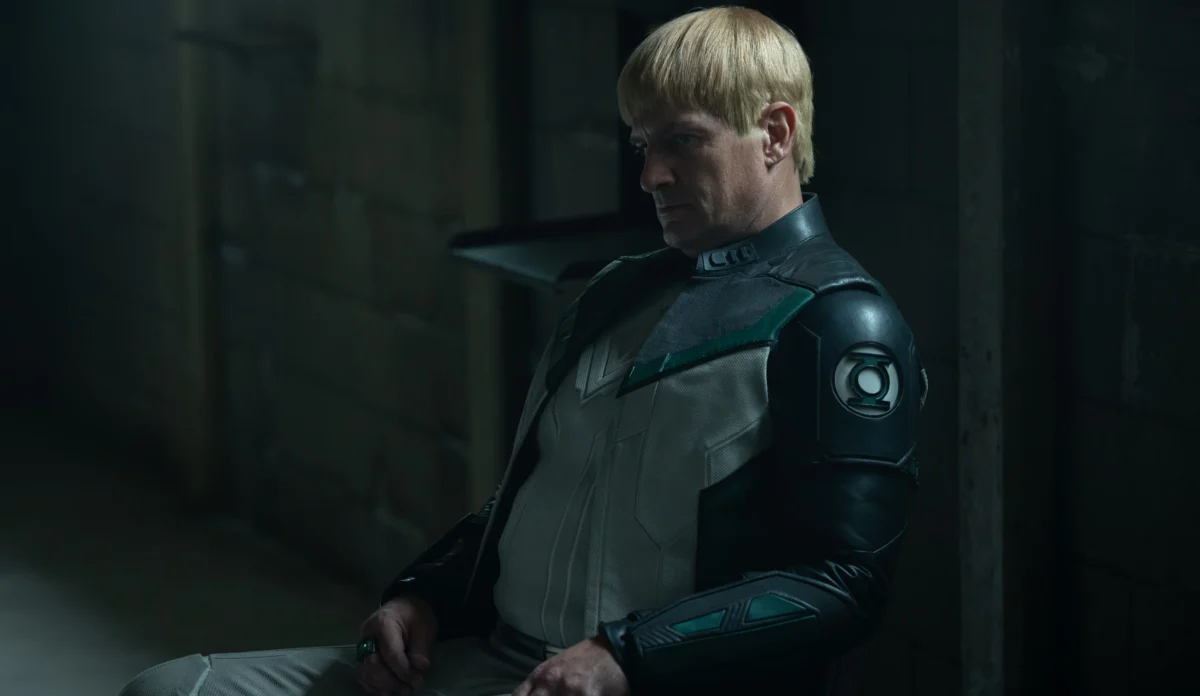 Nathan Fillion como Guy Gardner usando o anel dos Lanternas em Lanternas