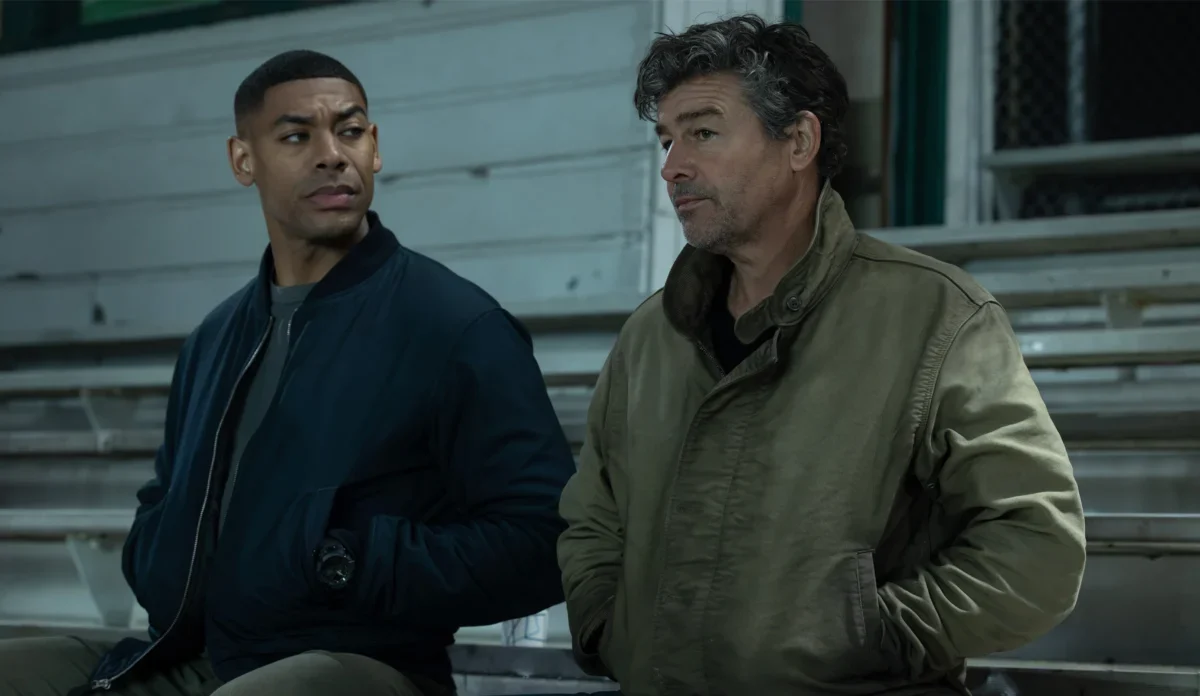 Kyle Chandler e Aaron Pierre como Hal Jordan e John Stewart no 5º episódio de Lanternas