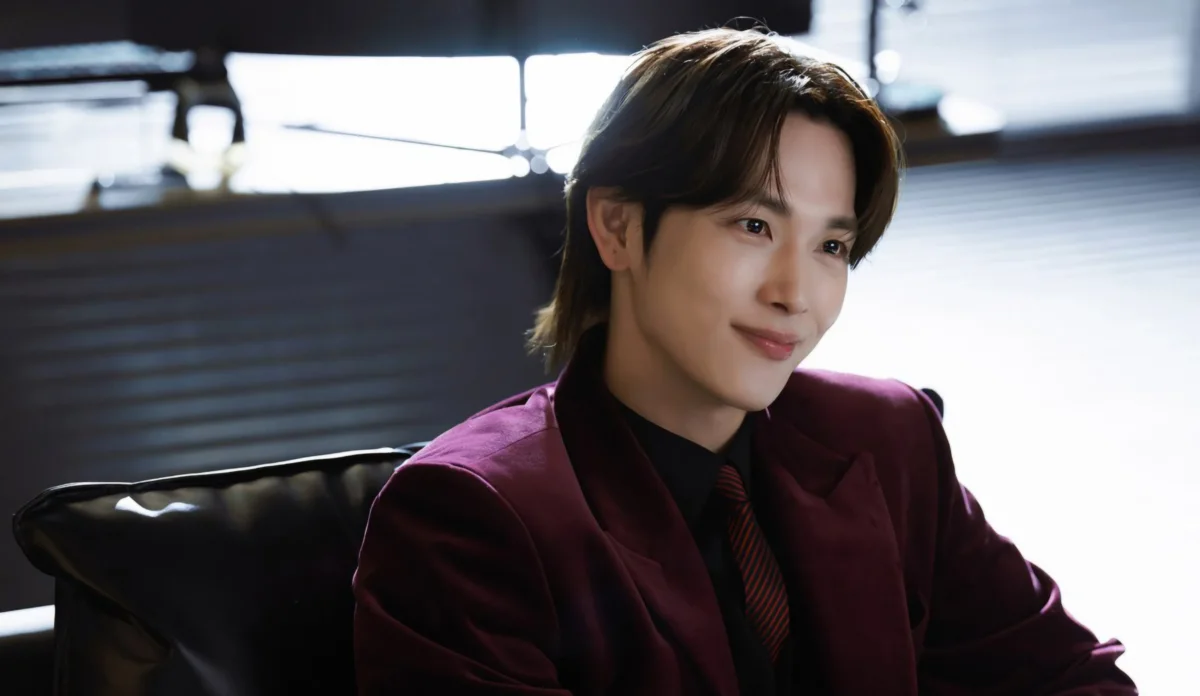 Yim Si Wan como Yoon Yi Jun em Love in Disguise