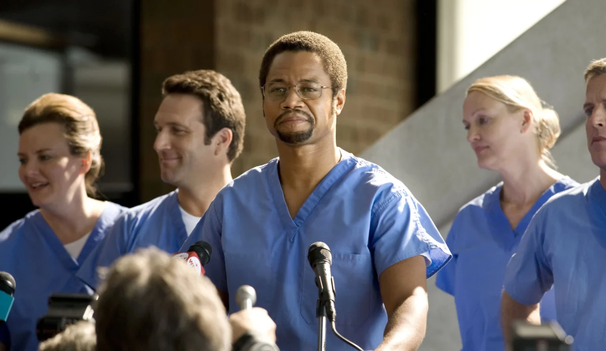 Ben Carson durante cena de cirurgia no filme Mãos Talentosas