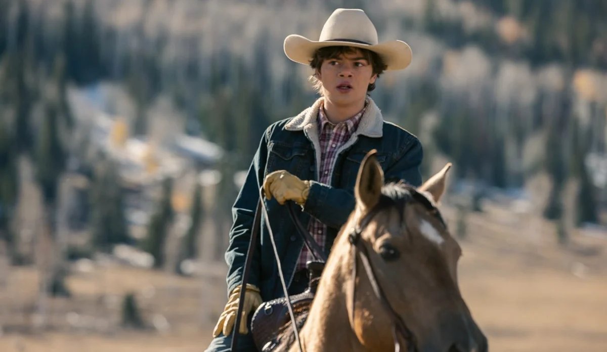 Brecken Merrill como Tate Dutton em cena de Marshals: Uma História de Yellowstone