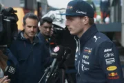 Max Verstappen encara 100 pilotos em evento do Disney+