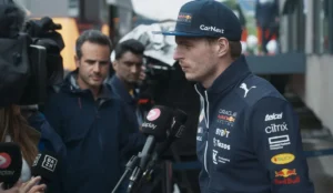 Max Verstappen encara 100 pilotos em evento do Disney+