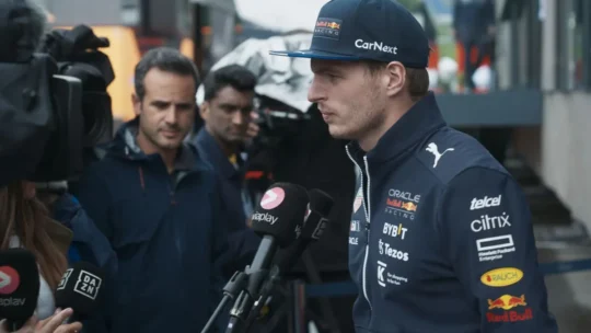 Max Verstappen encara 100 pilotos em evento do Disney+