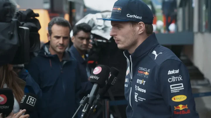 Max Verstappen encara 100 pilotos em evento do Disney+
