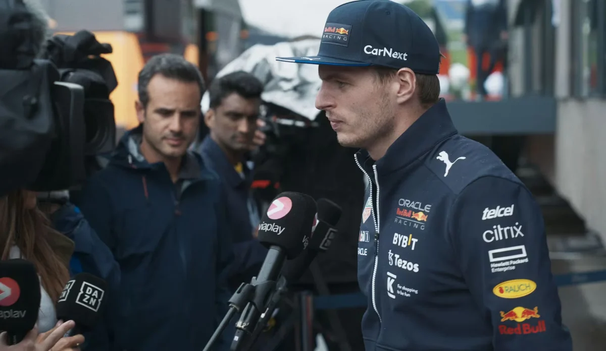 Max Verstappen encara 100 pilotos em evento do Disney+
