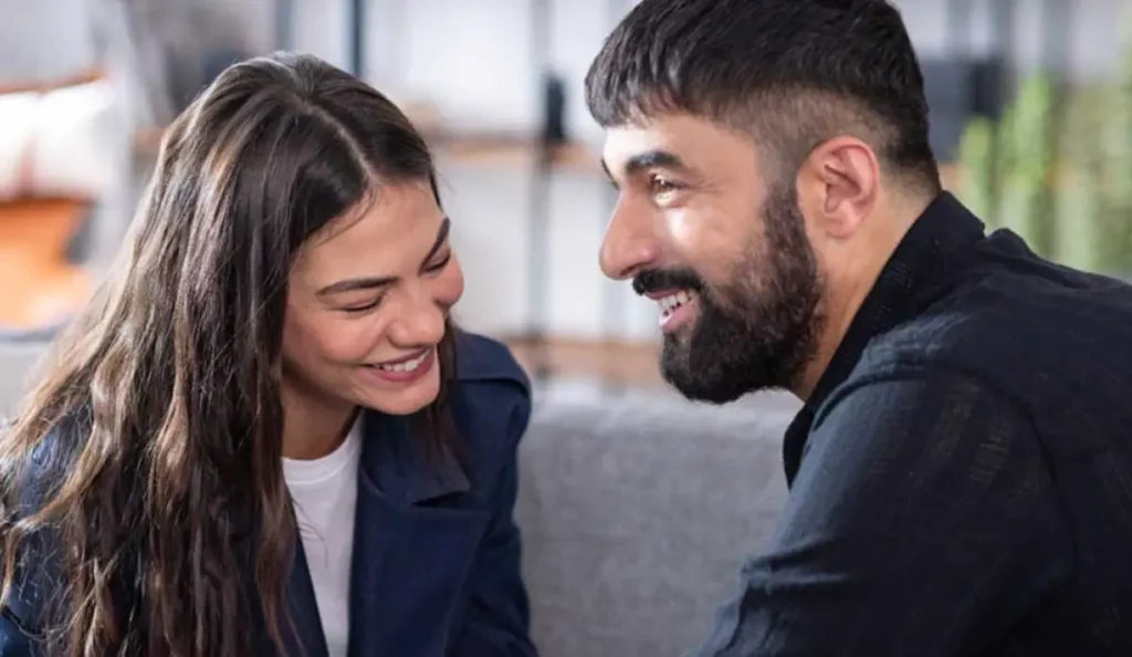 Demet Özdemir e Engin Akyürek como Farah e Tahir em Meu Nome é Farah