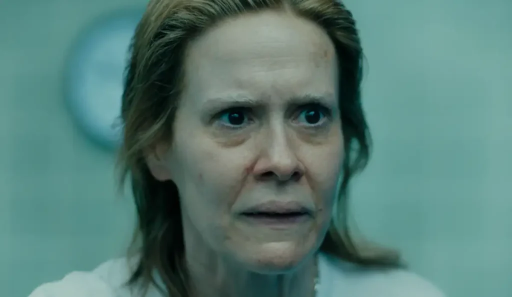 Aileen Wuornos, interpretada por Sarah Paulson, em cena da série Monstro