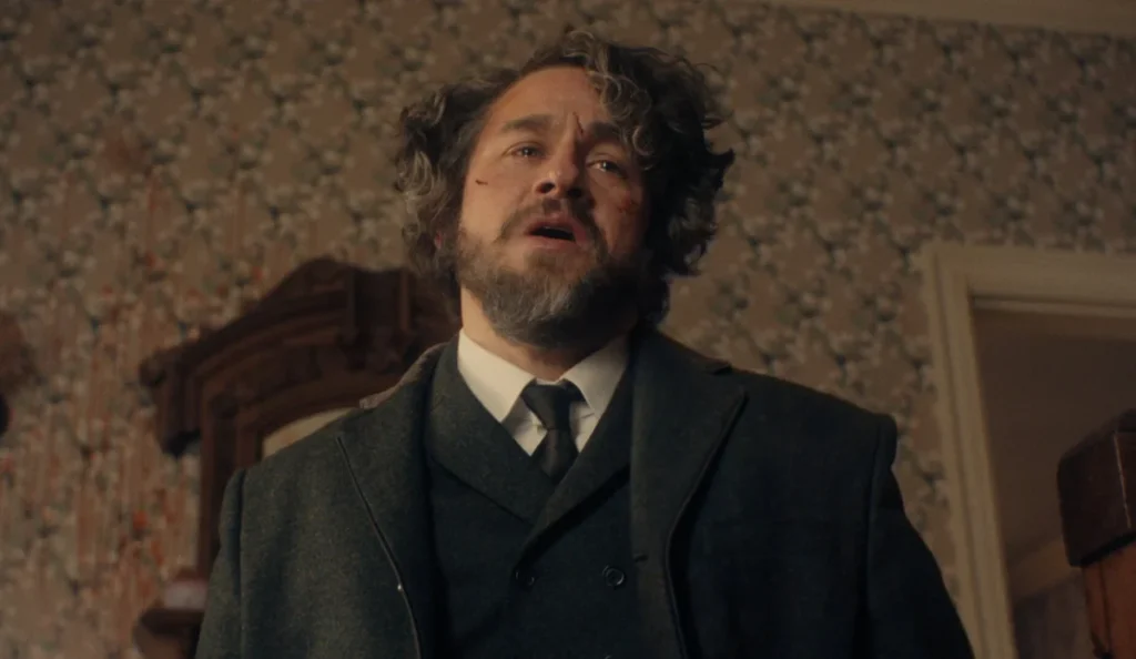 Andrew Borden em cena da série Monstro: A História de Lizzie Borden