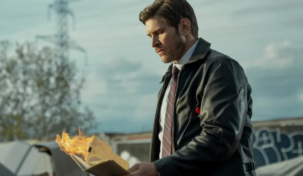 Detective Hudson Riley durante o episódio da série do Prime Video