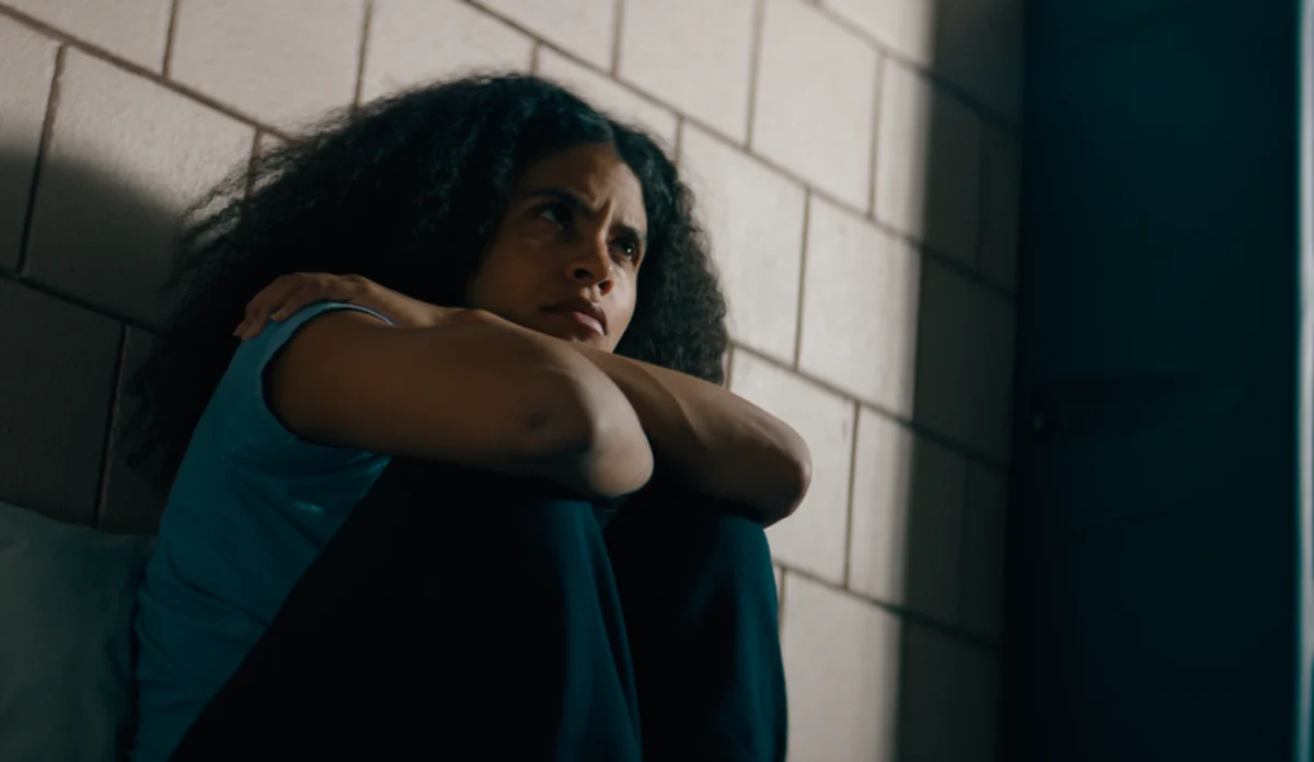 Zazie Beetz como Saga Bauer infiltrada em uma instituição de detenção em Noturno