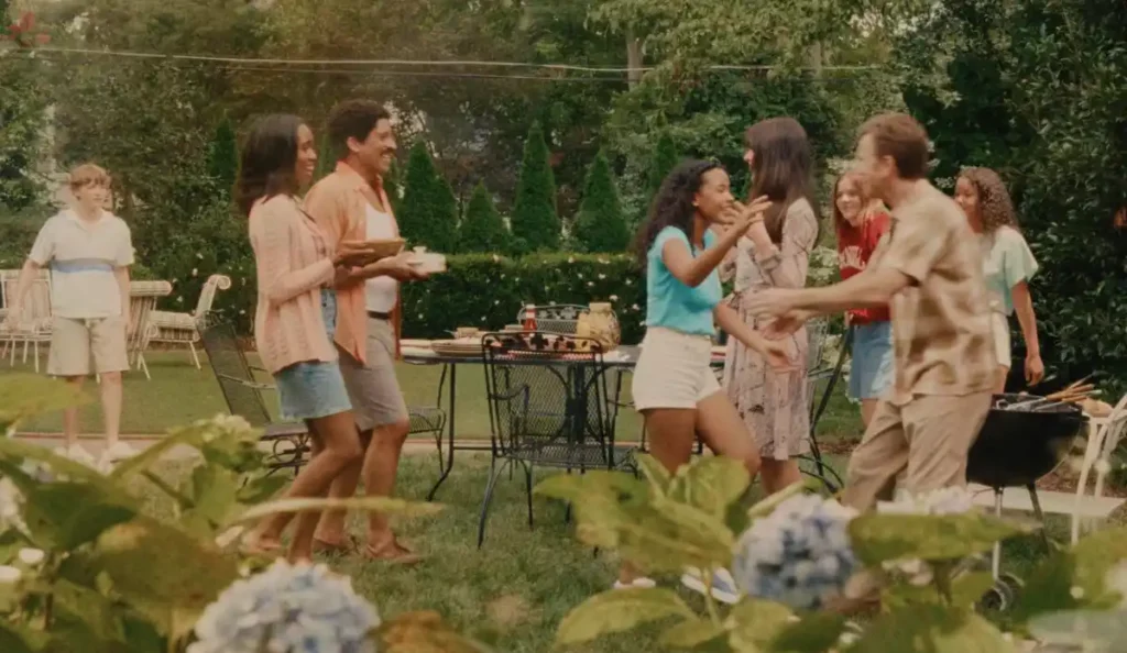Jeannette em cena do filme O Fim da Rua antes dos acontecimentos finais