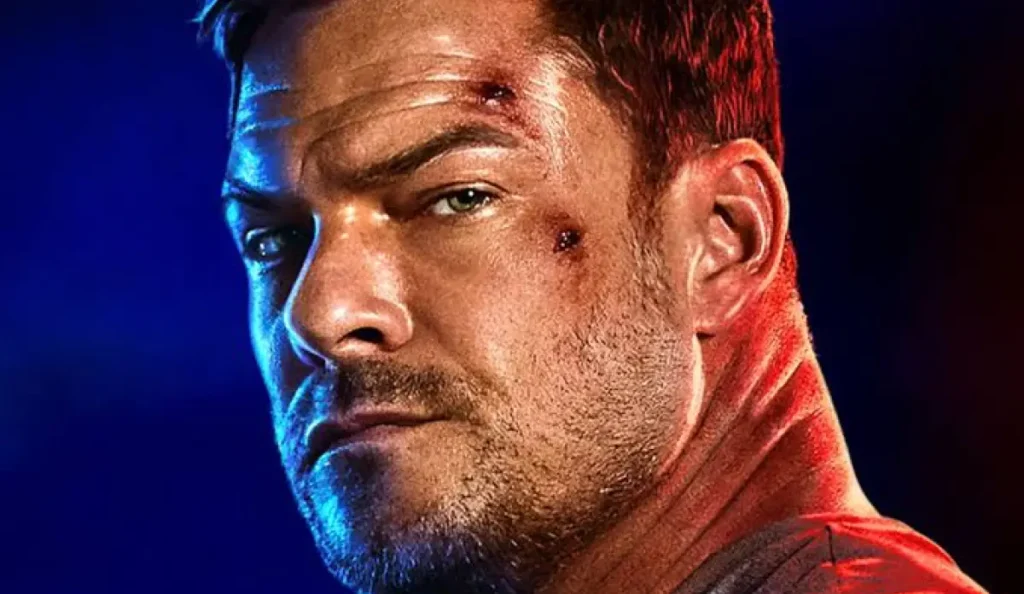 Alan Ritchson durante cena da série Reacher no Prime Video