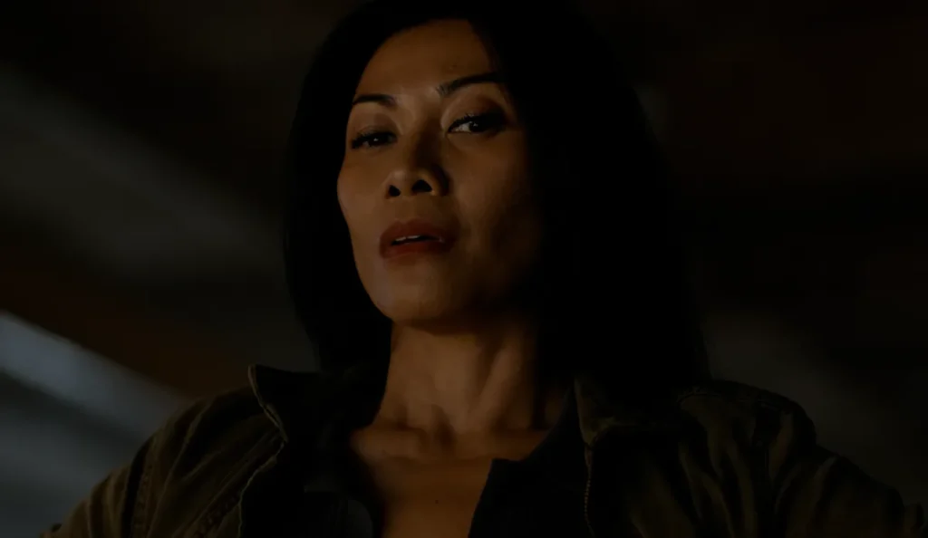 Amisha durante cena do episódio 7 de Reacher Temporada 4