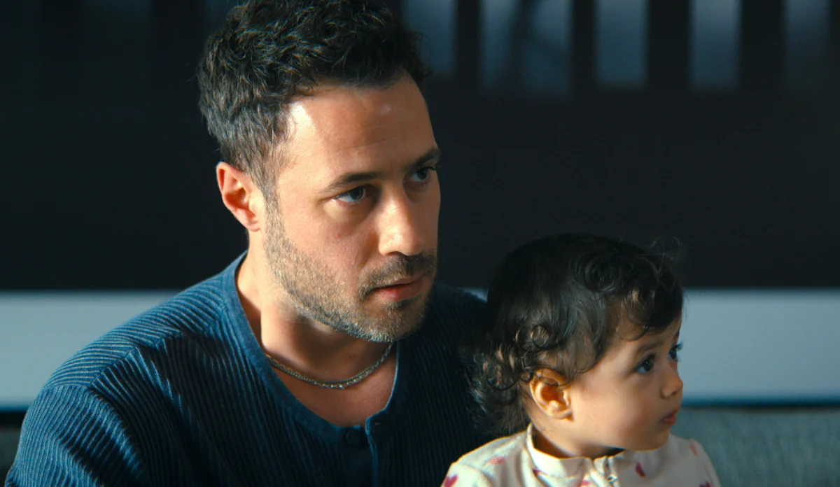 İlker com Mavi em cena de Conheço Você, série da Netflix