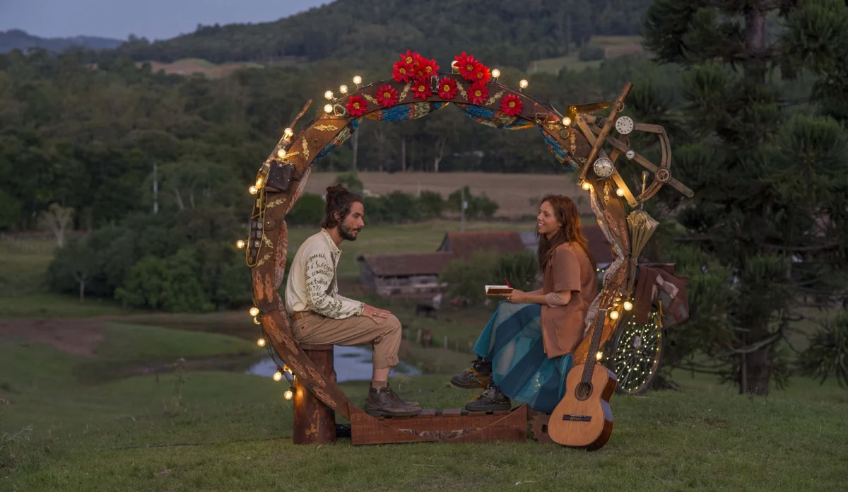 Imagem do filme Infinimundo, com Vitor Novello e Laura Dutra, que será exibido na Sessão da Tarde