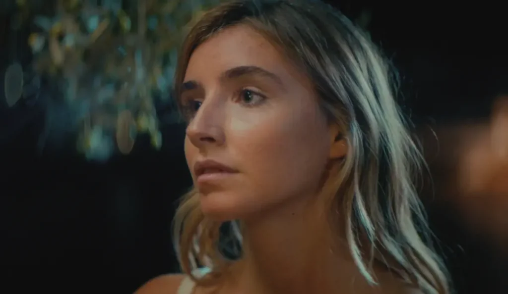 Alma durante cena do filme Você+Eu – Contra o Mundo