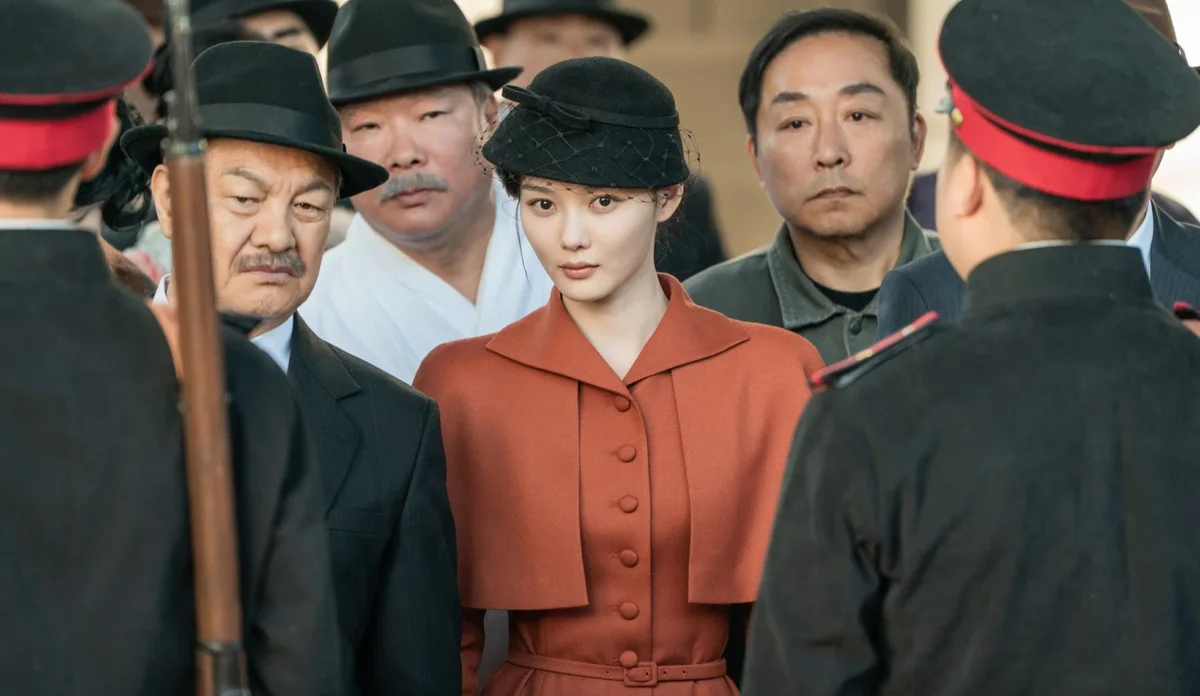 Kim You-jung caracterizada como Lee Ga-kyeong em cena de 100 Dias de Mentiras