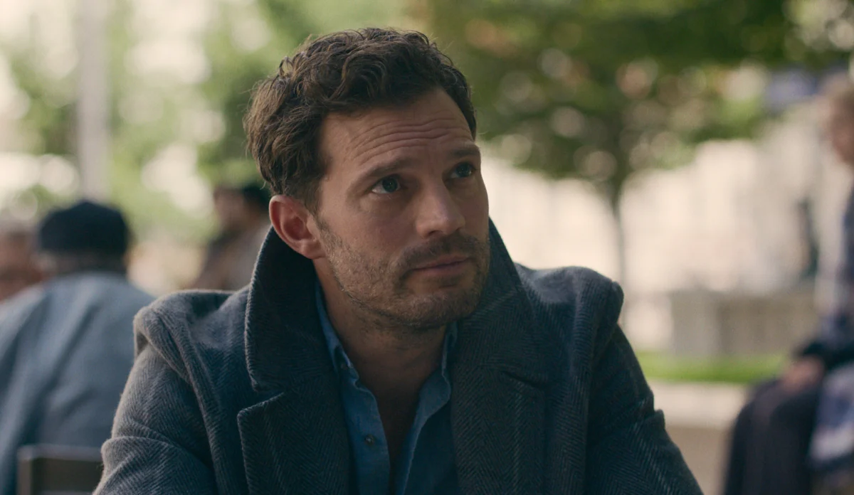 Jamie Dornan como criminoso profissional em cena de 12 12 12