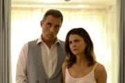 A Diplomata: atentado muda casamento de Kate e Hal na 4ª temporada; entenda