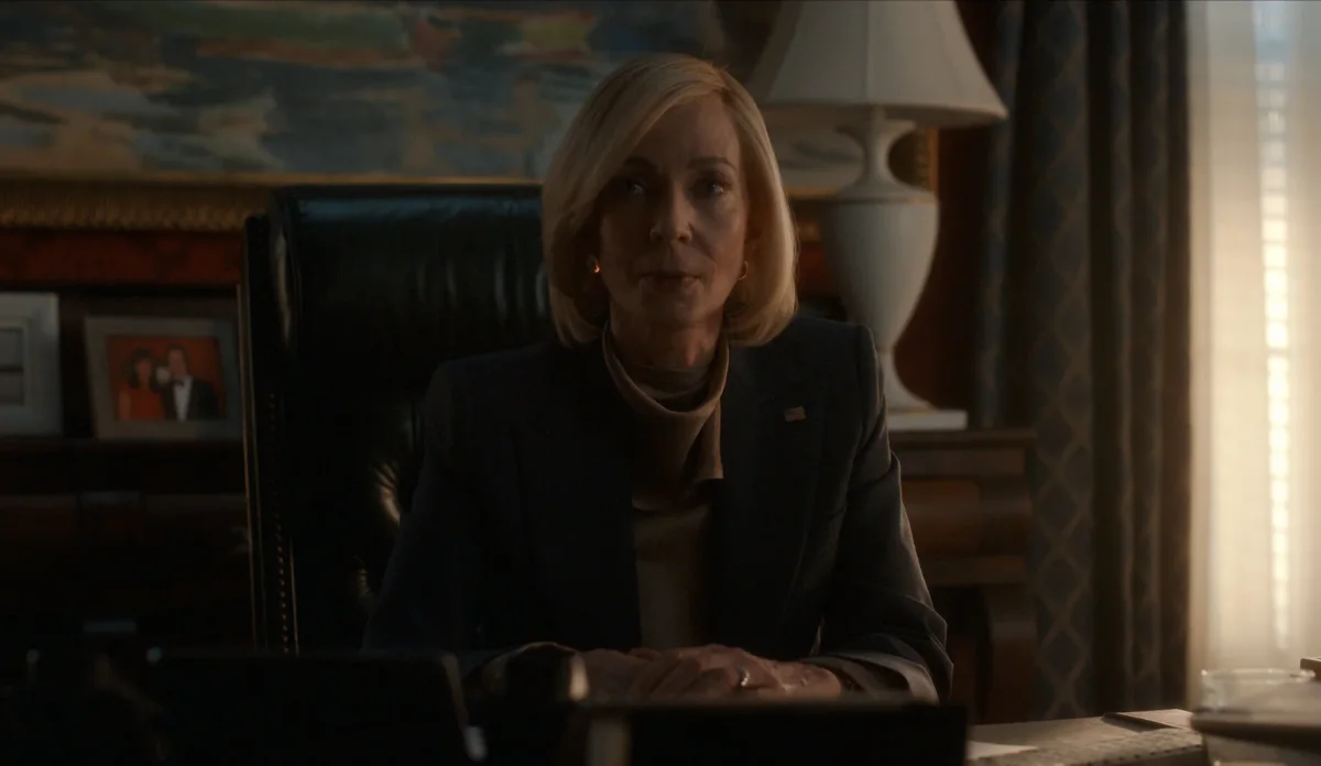 Allison Janney como Grace Penn durante a quarta temporada de A Diplomata