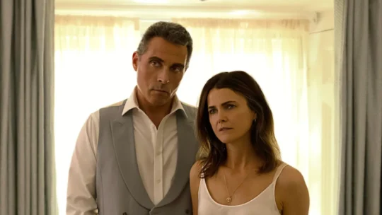 A Diplomata: atentado muda casamento de Kate e Hal na 4ª temporada; entenda