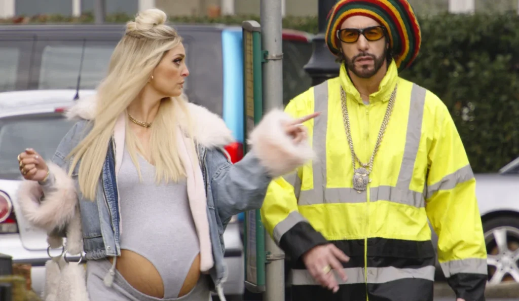 Sacha Baron Cohen em cena de Ali G: Ken é Eu?, filme lançado no Prime Video em outubro de 2026