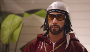 Sacha Baron Cohen caracterizado como Ali G no novo filme de comédia do Prime Video