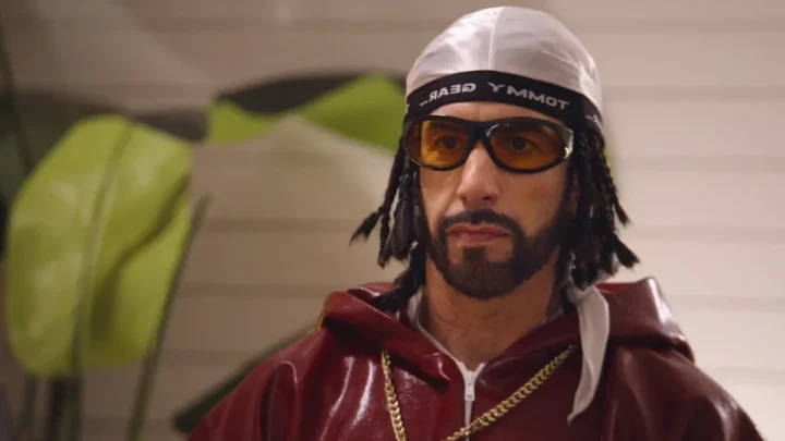 Sacha Baron Cohen caracterizado como Ali G no novo filme de comédia do Prime Video