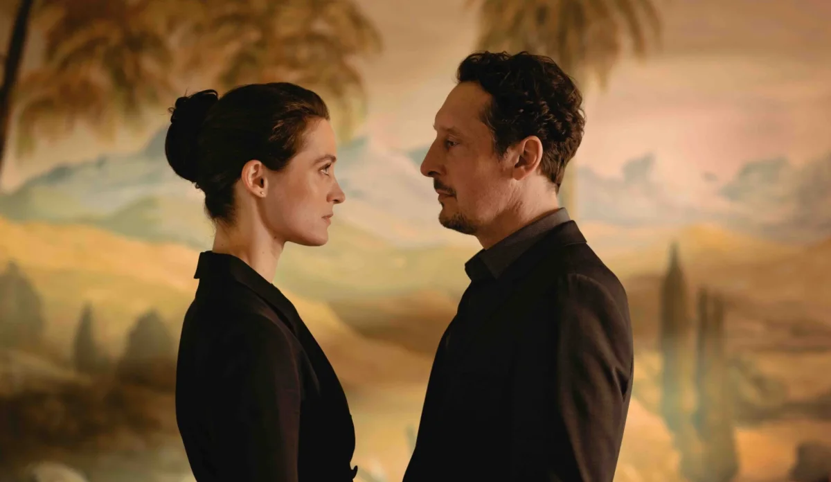Lisa Konrad e Robert Lenzen protagonizam o confronto psicológico na minissérie Armadilha, da Netflix