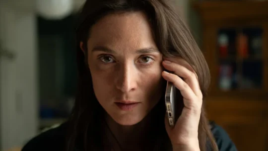 Armadilha: novo suspense da Netflix coloca escritora diante de suposto assassino