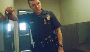 Cameron Monaghan caracterizado como o jovem Harry Bosch na série Bosch: Start of Watch