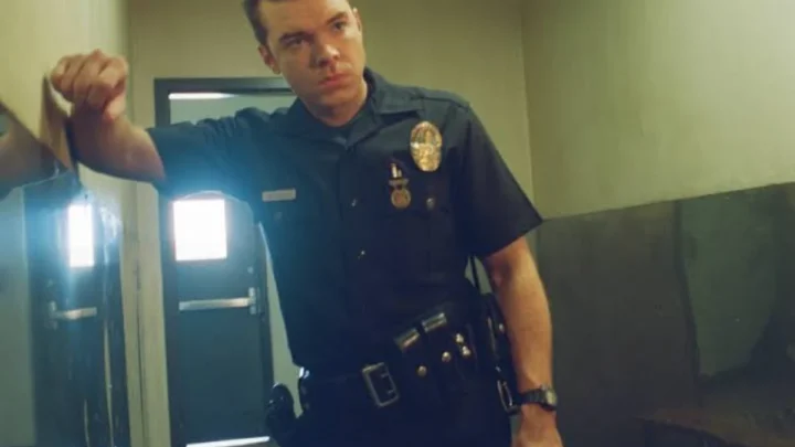 Cameron Monaghan caracterizado como o jovem Harry Bosch na série Bosch: Start of Watch