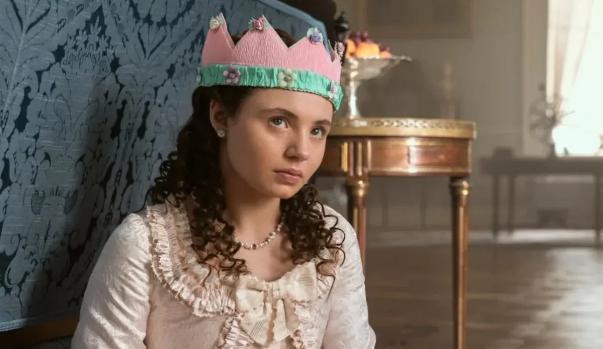 Connie Jenkins-Greig como a jovem Violet Ledger em Rainha Charlotte