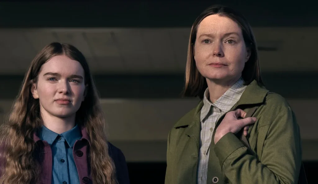 Cena de Carrie, a Estranha, série de terror que apresenta novos mistérios no último episódio.