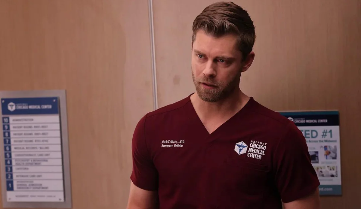 Luke Mitchell como Mitch Ripley na estreia da 12ª temporada de Chicago Med