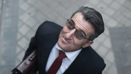 Cena do filme Colisão Implacável, suspense policial espanhol da Netflix