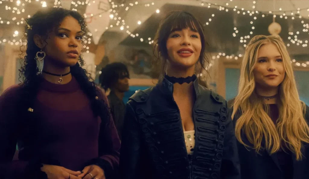 Personagens de Coven Academy em cena da série sobrenatural do Disney+