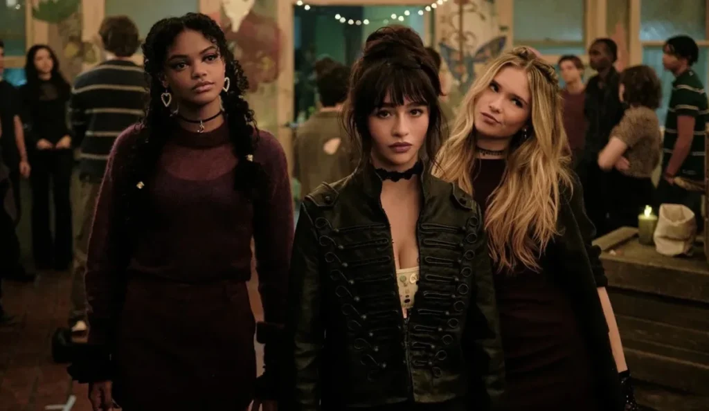 Personagens da série Coven Academy reunidos na nova produção sobrenatural do Disney+