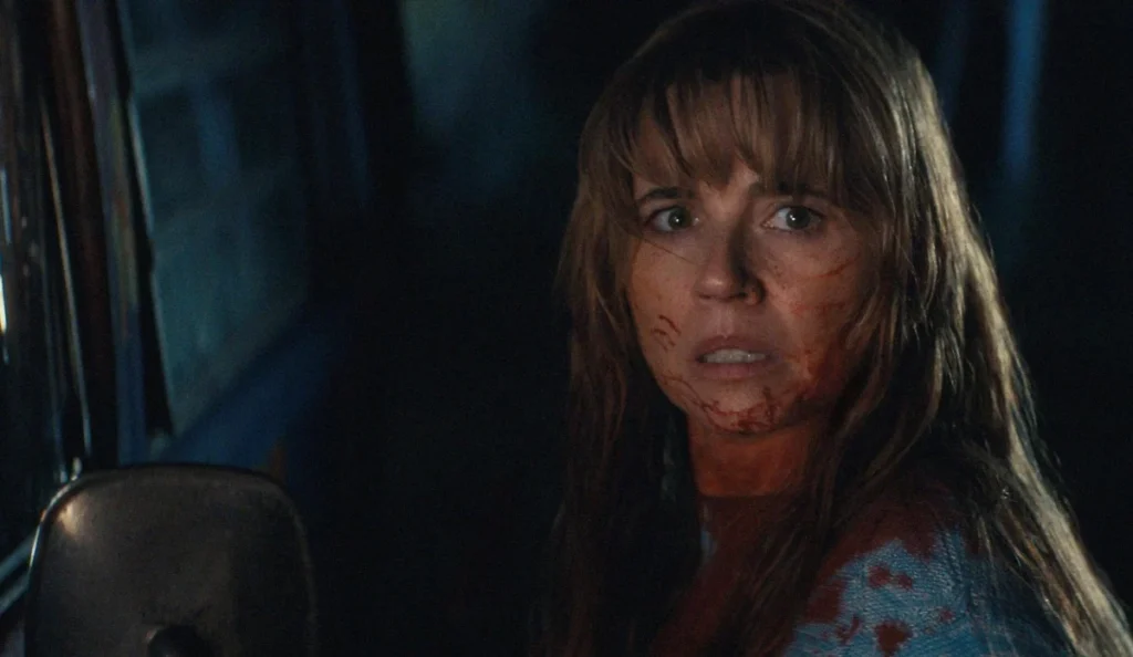 Personagens aparecem em uma área arborizada durante cena da série de terror Crystal Lake