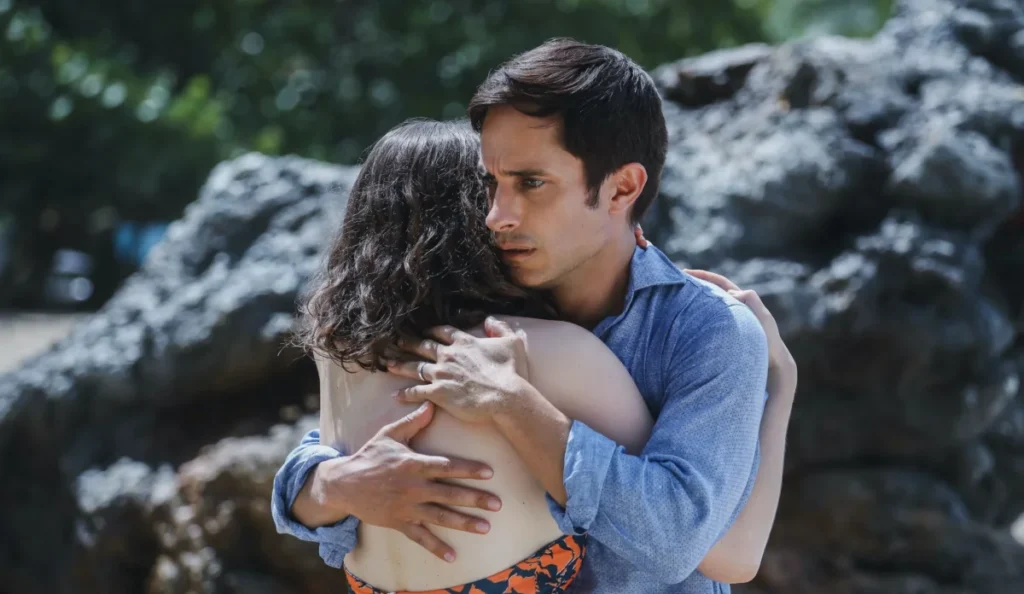 Gael García Bernal em cena do filme Tempo de 2021