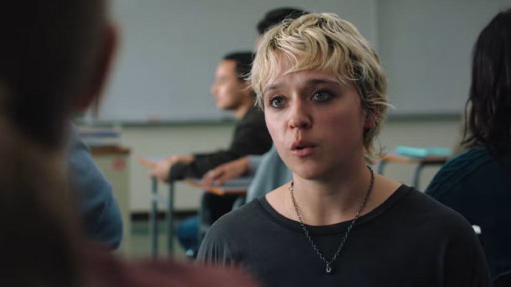 Emaline em cena na série Carrie, a Estranha