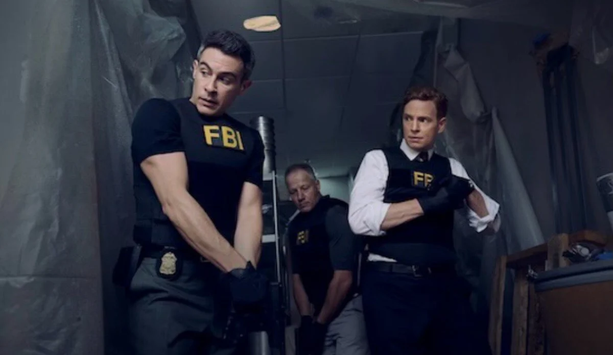 Imagens com agentes das séries FBI e CIA reunidos durante uma investigação.